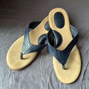 b.o.c. Navy blue leather flip flops. Size 9 Worn very little